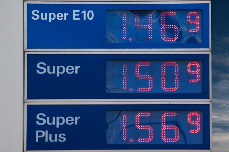 Das Bild zeigt die Benzinpreis-Anzeigetafel einer Tankstelle.