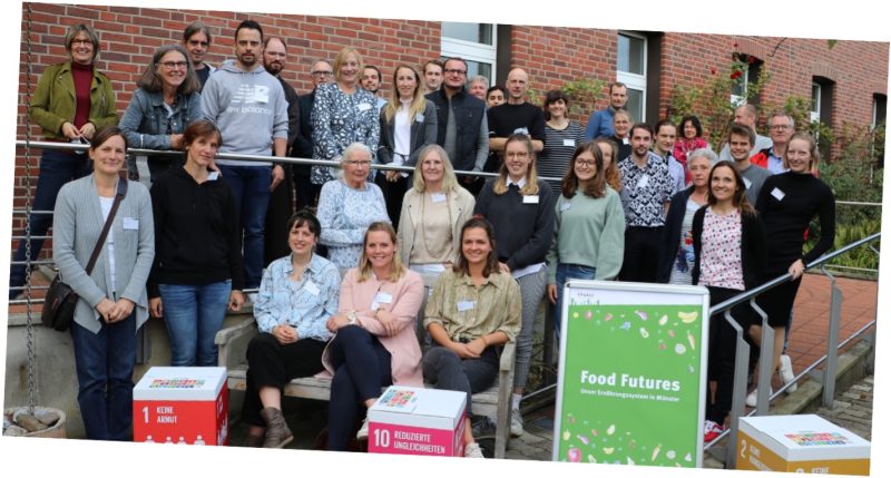 Das Bild zeigt die Leitung, die Teilnehmenden und die Expert*innen des Bürgerdialogs „Food Futures: Unser Ernährungssystem in Münster“.